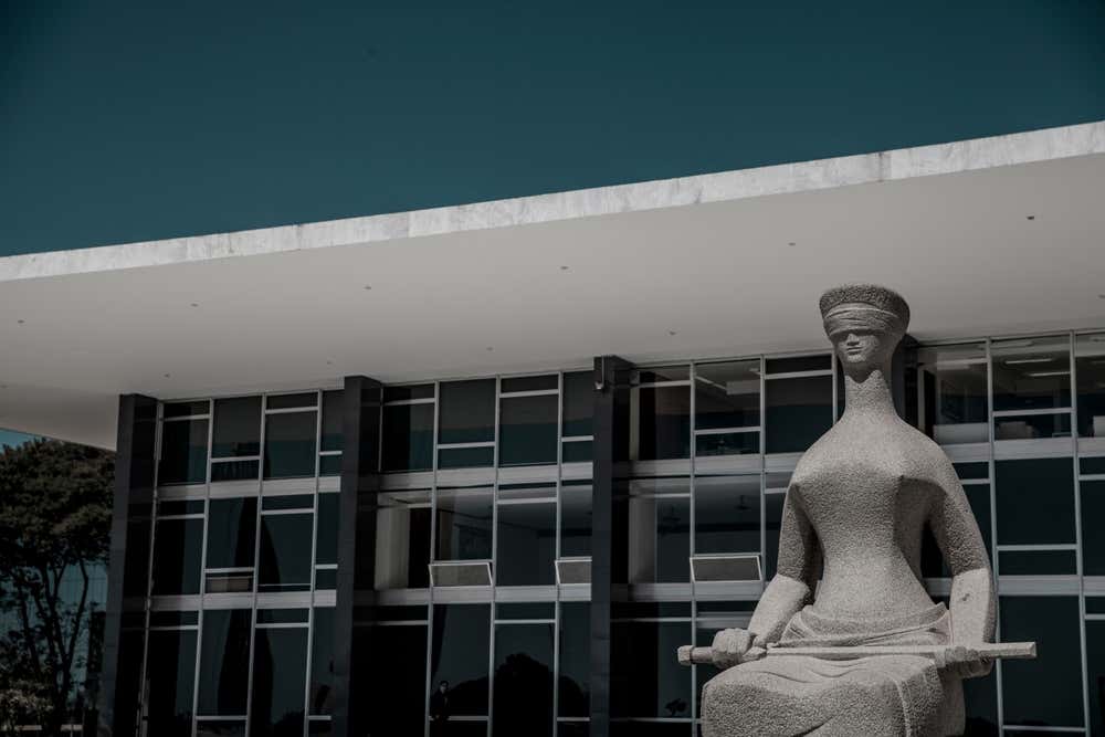 Detalhe da estátua da Justiça na Praça dos Três Poderes, em frente ao edifício do Supremo Tribunal Federal, um dos principais símbolos do Poder Judiciário brasileiro, em Brasília, Distrito Federal, Brasil