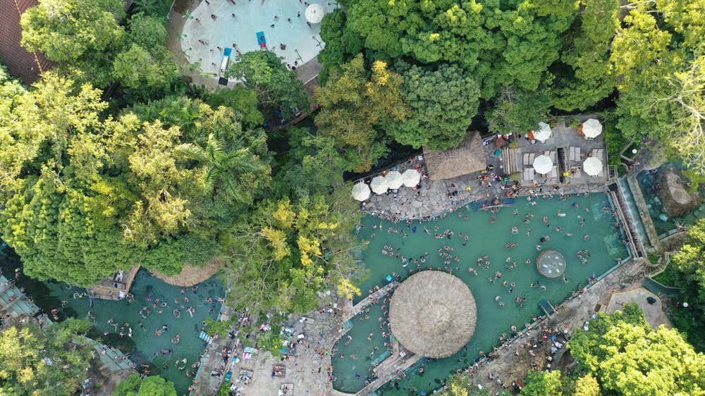 Um verdadeiro refúgio em meio à natureza! Do alto, o Rio Quente revela suas águas termais cristalinas, piscinas incríveis e paisagens que encantam em cada detalhe