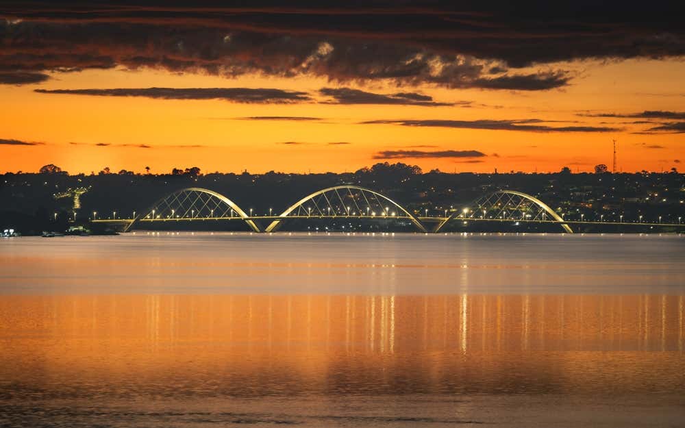 Ponte Juscelino Kubitschek (Ponte JK) sobre o Lago Paranoá ao amanhecer, um dos principais marcos arquitetônicos de Brasília, no Distrito Federal, Brasil