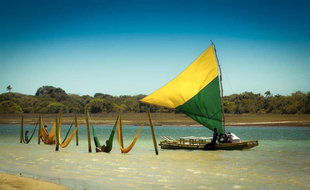 Barcos de pesca na praia de Jericoacoara, no Ceará, ao entardecer