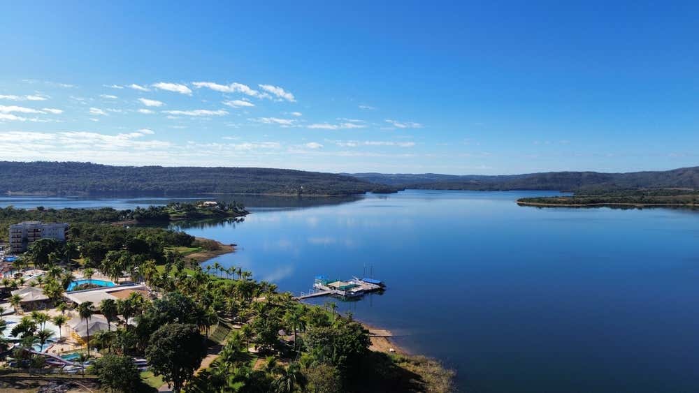 O Lago Corumbá encanta com suas águas tranquilas, belas paisagens e pores do sol inesquecíveis