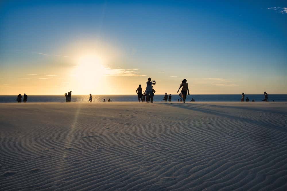 Algumas pessoas no Parque Nacional de Jericoacoara ao entardecer
