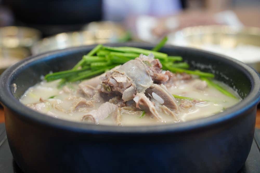 Detalhe de uma sopa coreana de sundae (soondae guk) em uma panela de barro