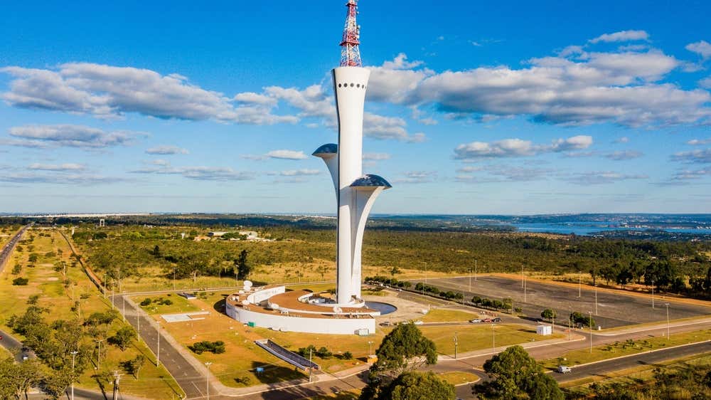 Vista da Torre de TV Digital de Brasília, projetada por Oscar Niemeyer, um dos marcos da arquitetura contemporânea da capital brasileira, localizada em Brasília, Distrito Federal, Brasil