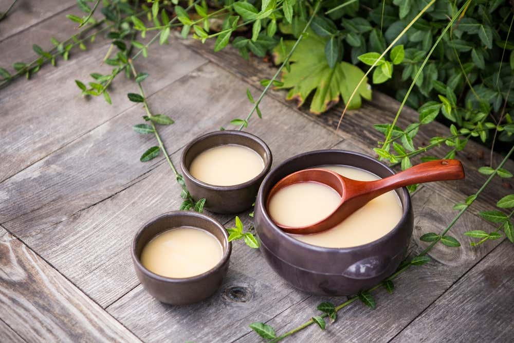 Detalhe de alguns recipientes com vinho de arroz (makgeolli)