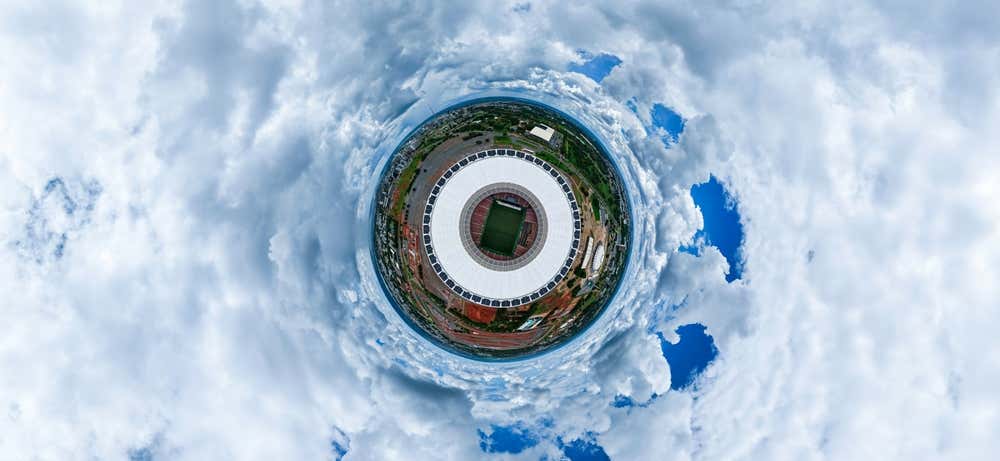 Vista aérea do Estádio Nacional Mané Garrincha entre nuvens 