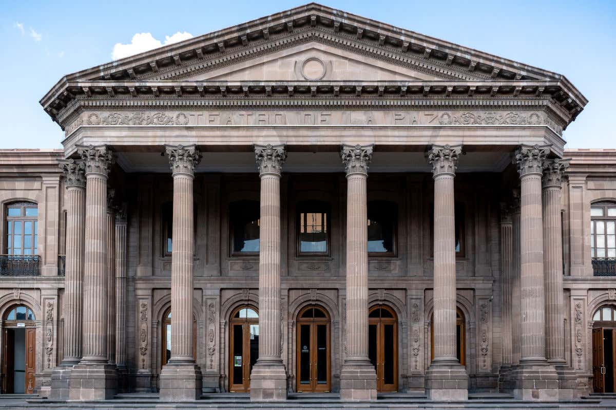 Teatro de la Paz, un edificio con varias columnas en su fachada y un frontón triangular que le dan un aspecto neoclásico