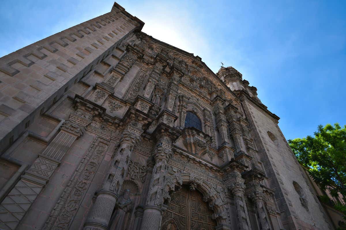 Templo del Carmen, un edificio de estética barroca con sobrecargada decoración en su fachada principal