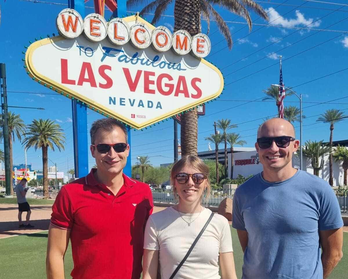 Hannah Colder junto a Alberto Gutiérrez (Fundador de Civitatis) y Enrique Espinel (COO de Civitatis) junto al famoso cartel de ''Welcome to Las Vegas''