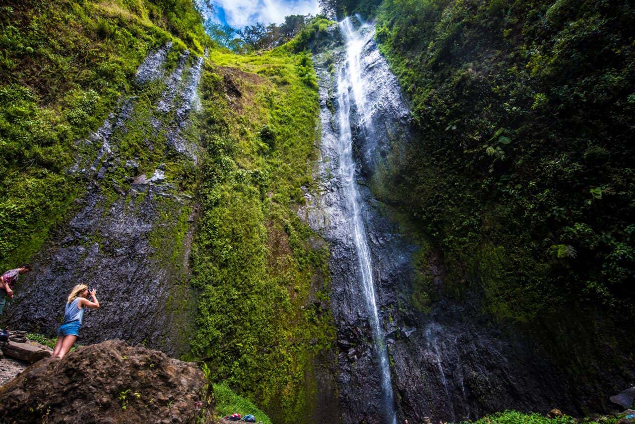 Salto de agua de la cascada San Ramón descendiendo por una pared de roca y vegetación frondosa
