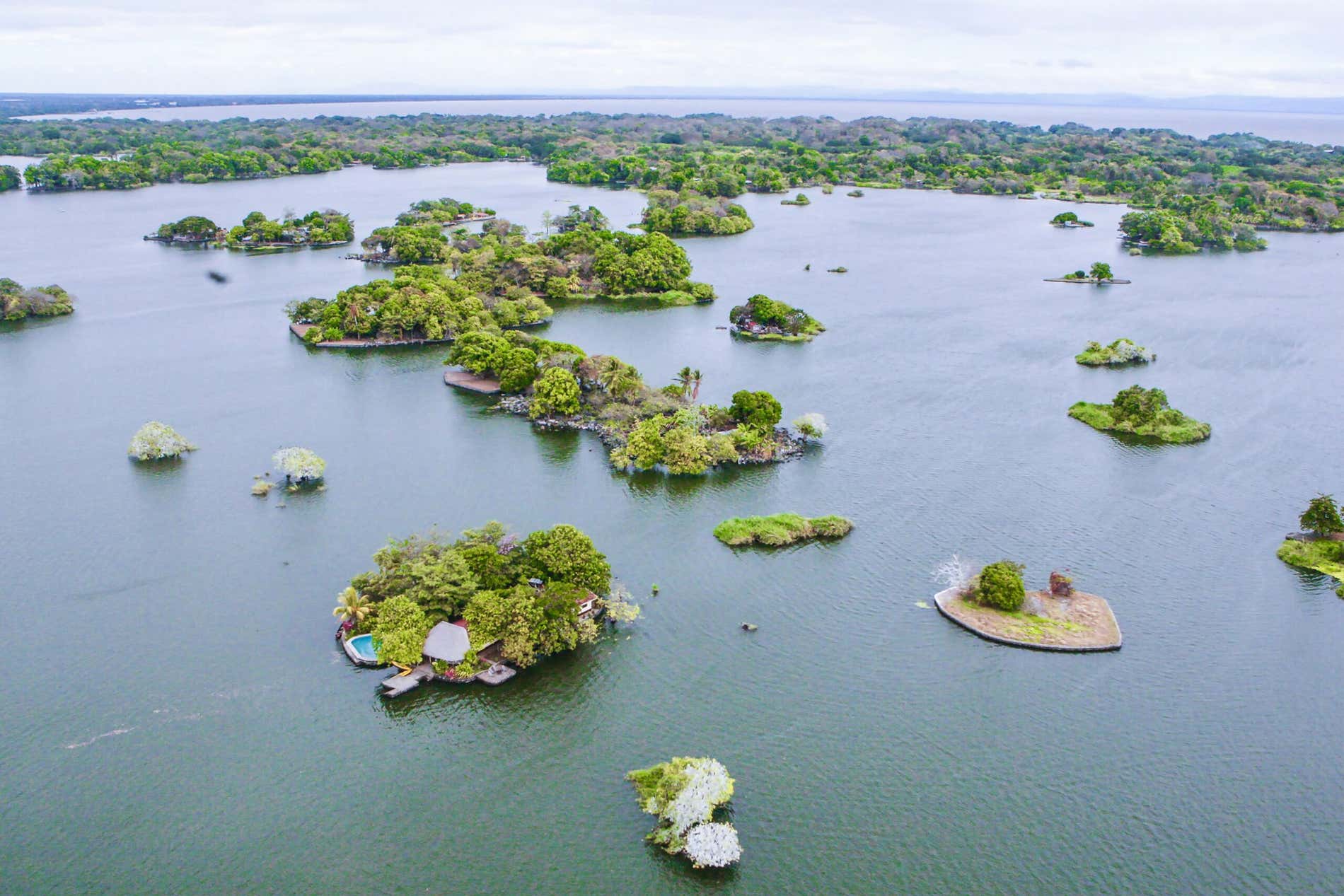 Vista aérea panorámica del archipiélago de las Isletas de Granada en el lago Cocibolca