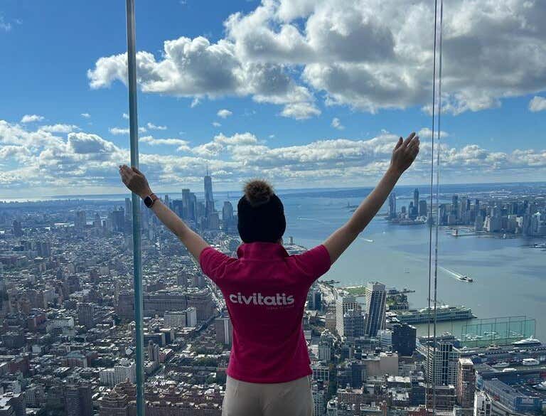 Hannah Colder disfrutando de las vistas de Nueva York desde un mirador