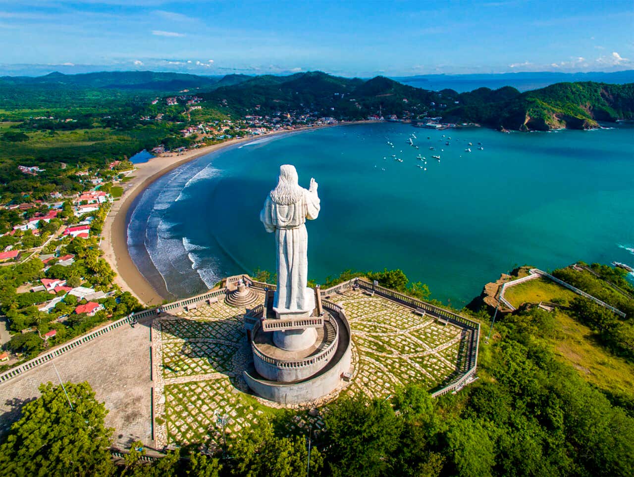 Vista aérea del monumento a Cristo de la Misericordia y la bahía de San Juan del Sur