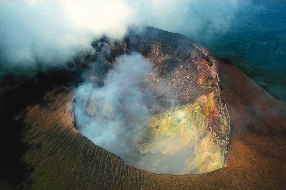 Vista aérea del gran cráter del volcán Telica emitiendo densas fumarolas de gas y humo