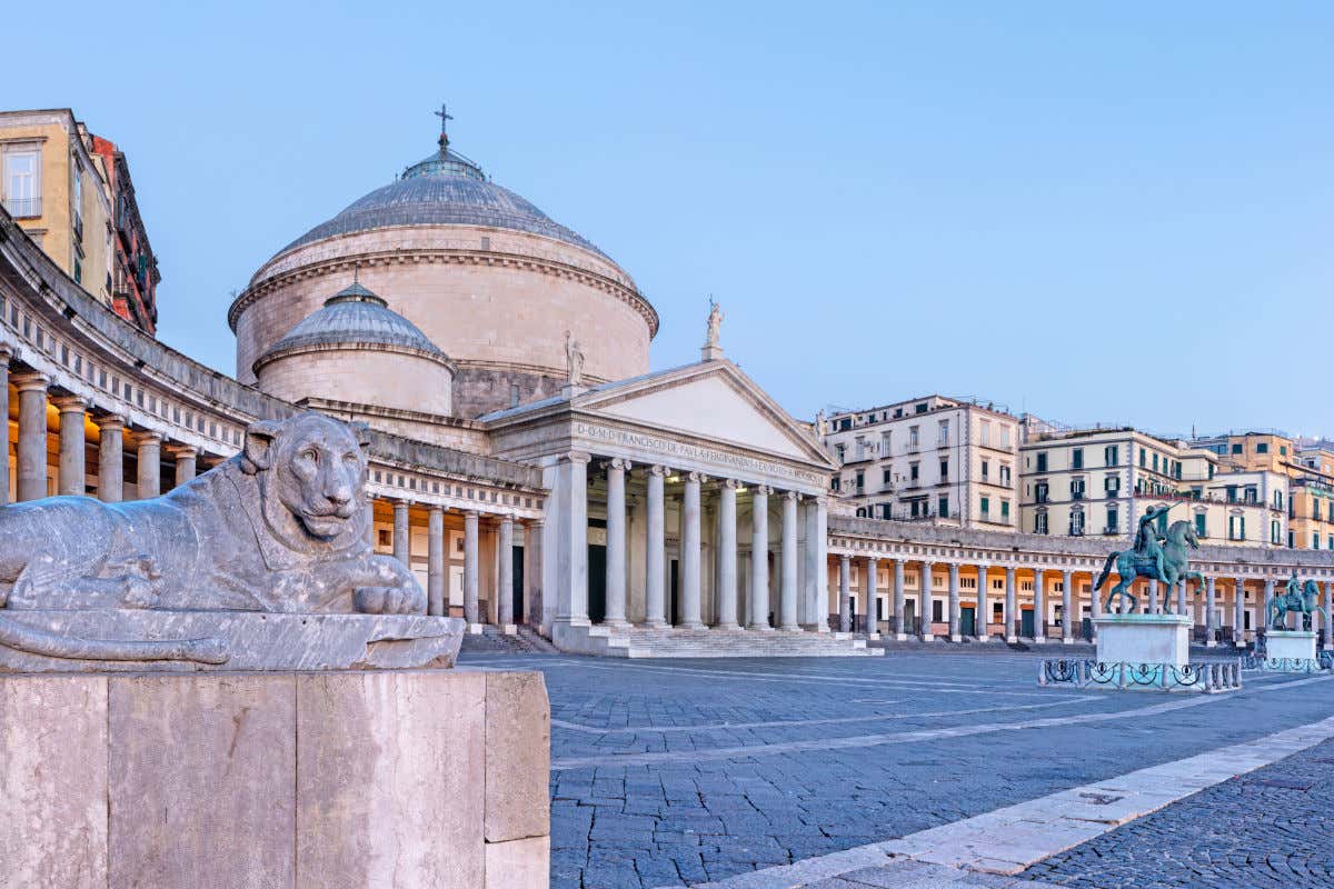 Una basílica de grandes dimensiones y con una fachada repleta de columnas en Nápoles, Italia