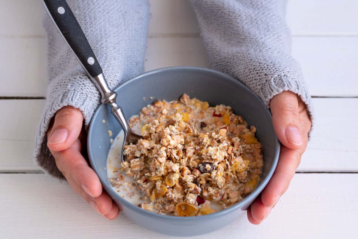 Birchermüesli, un cuenco de leche con copos de avena, cereales y pasas