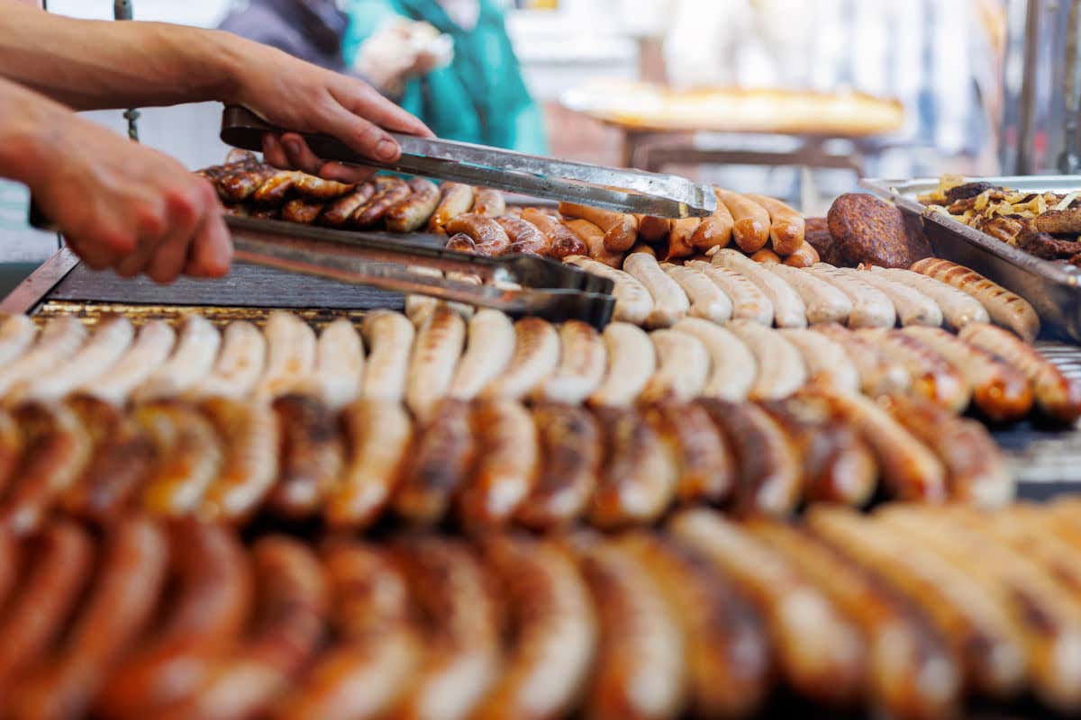 Una parrilla repleta de salchichas