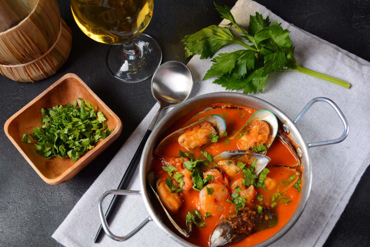 Una sartén con bullabesa, un guiso tradicional con mejillones y pescado