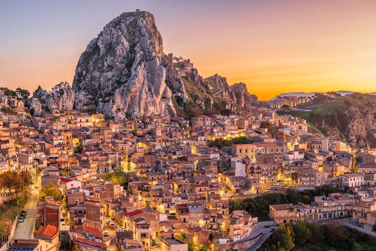 Caltabellotta un pueblo de la isla de Sicilia construido junto a un gran promontorio rocoso