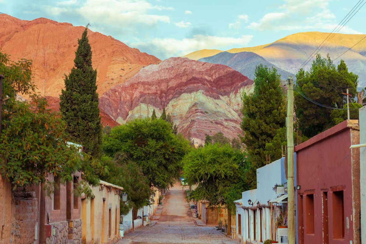 Una calle solitaria con casas bajas con vistas al cerro de los Siete Colores