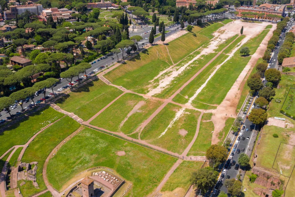 Vista área del Circo Máximo de Roma. una gran explanada de césped donde se organizaban competiciones