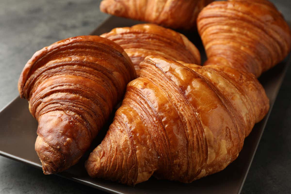 Una bandeja con varios croissants