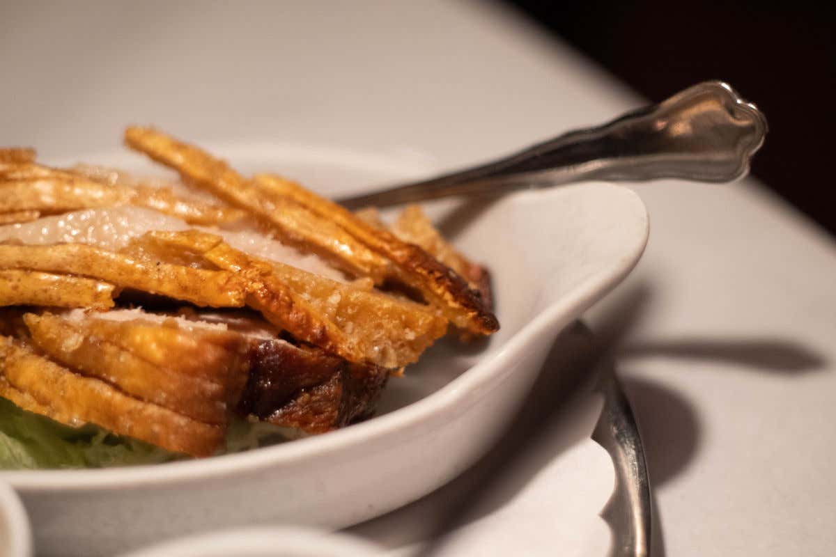 Flæskesteg, un plato de cerdo asado con corteza crujente típico de la gastronomía danesa