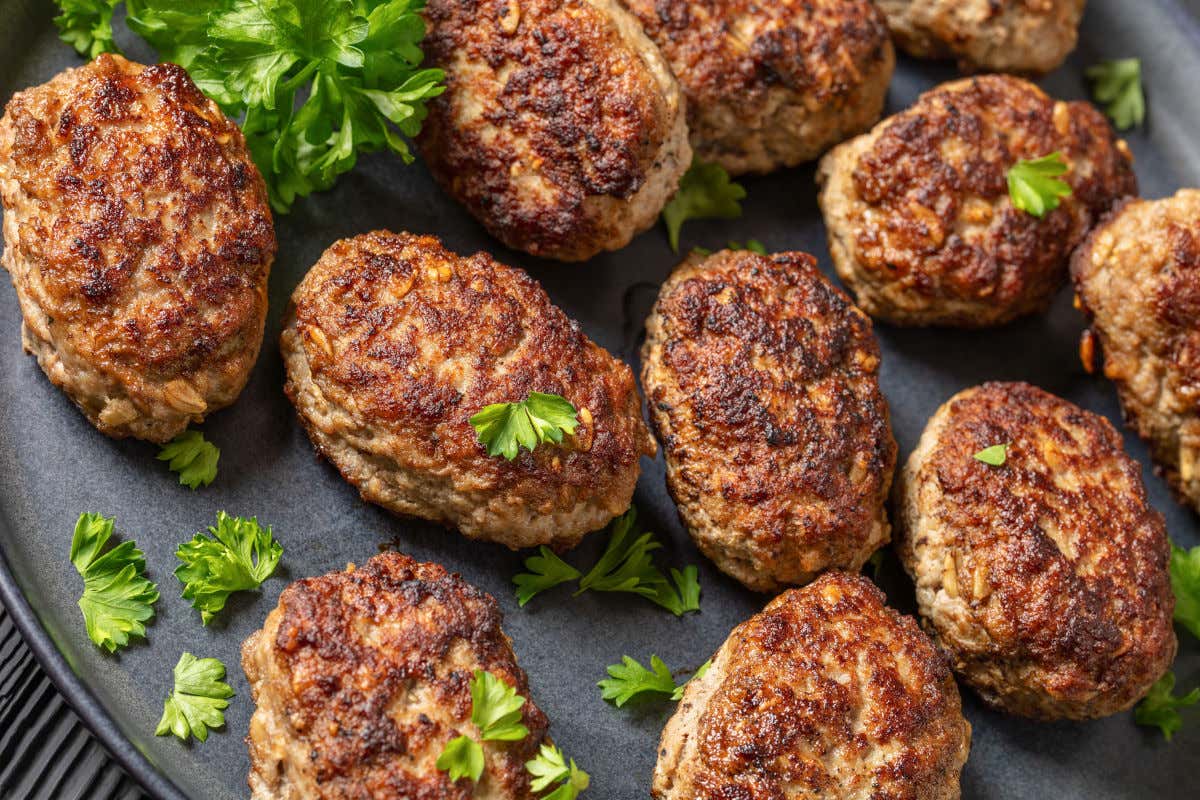 Un plato de frikadeller, la versión danesa de las albóndigas tradicionales