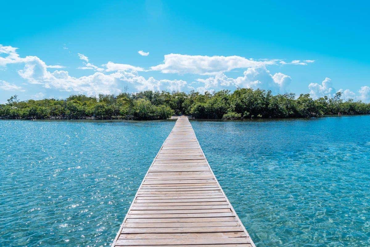 Muelle de madera que da acceso a una isla del Caribe