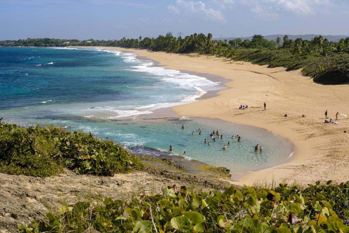 Vistas aéreas de una playa virgen en el Caribe