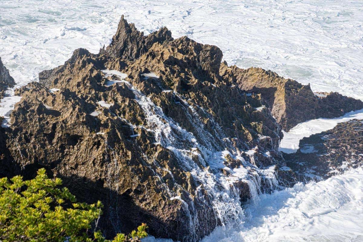 Agua del mar chocando contra una rocas en el Caribe