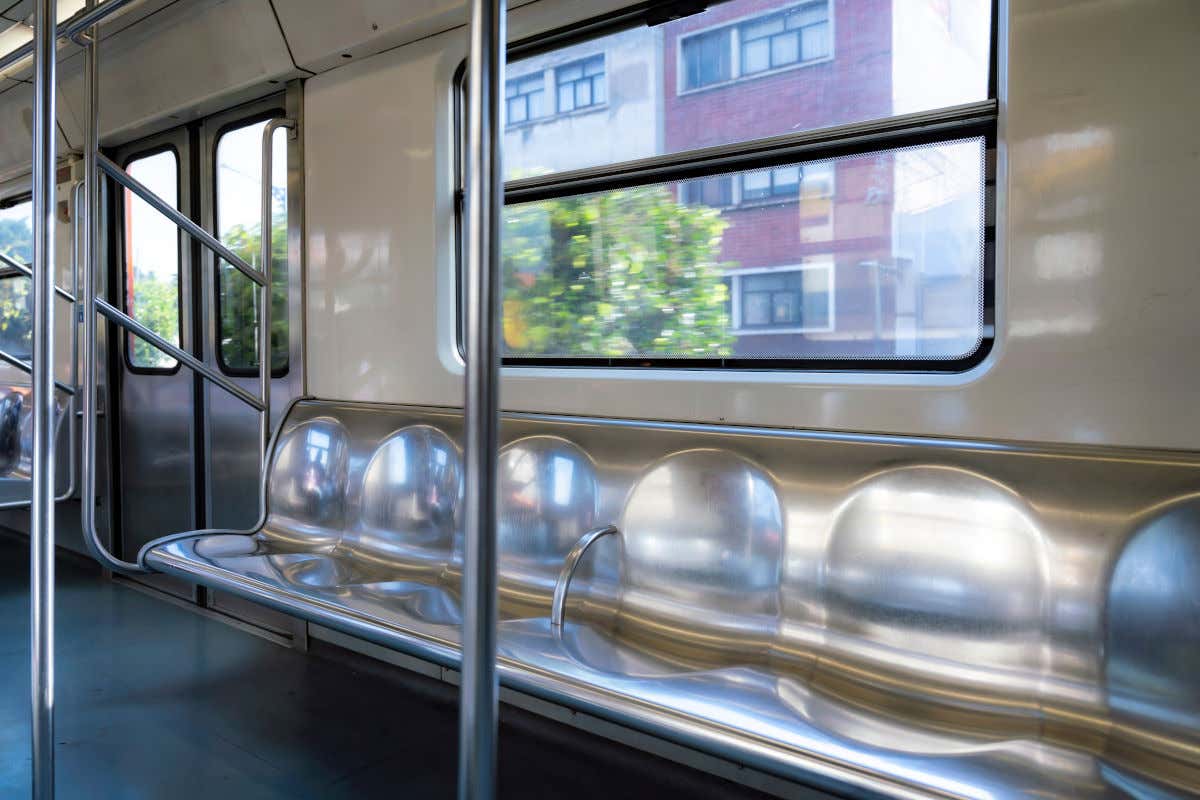 Interior de un vagón de metro vacío