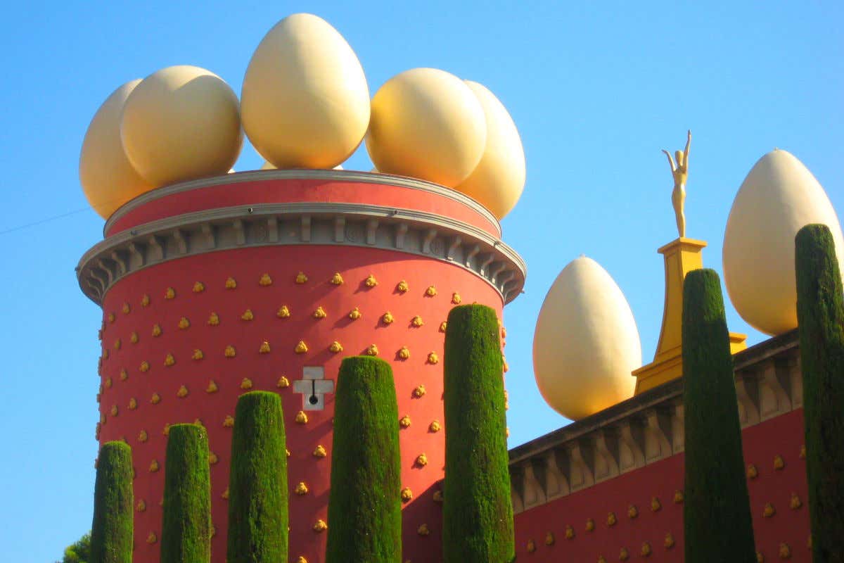Fachada del Museo Dalí en Figueres, España