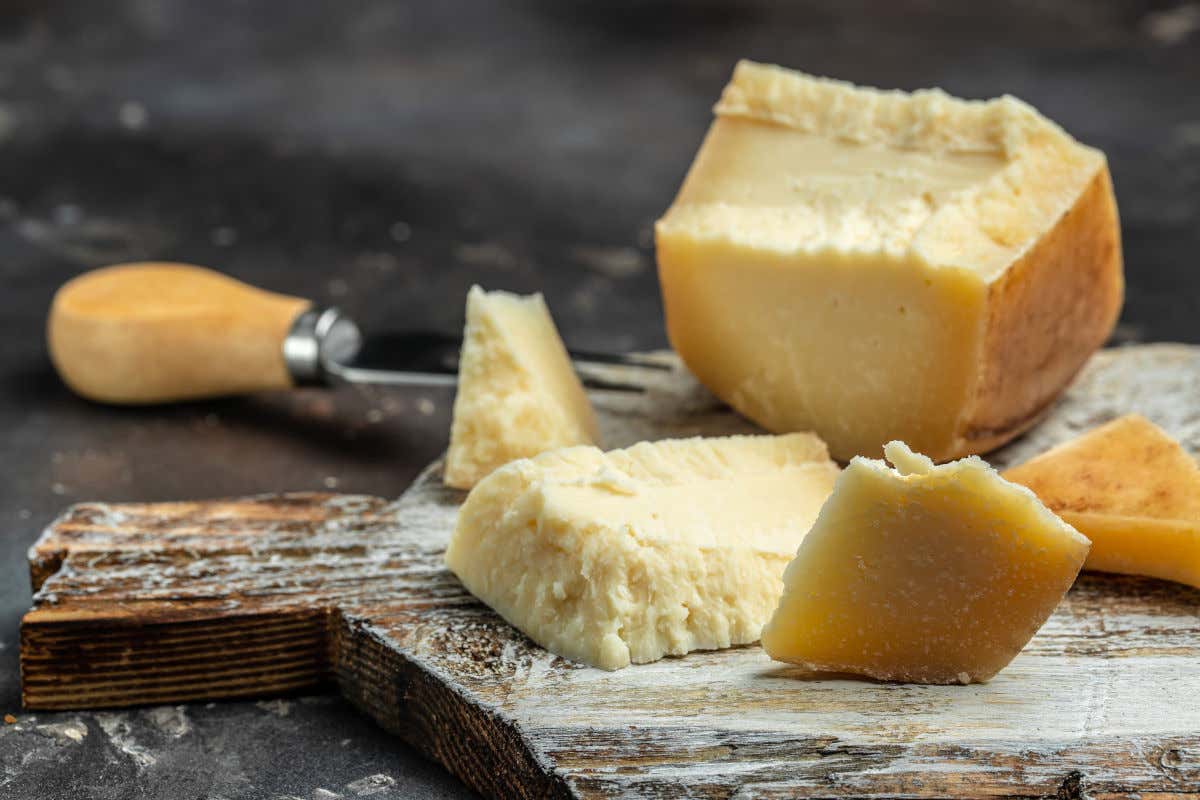 Una tabla de queso Gruyère
