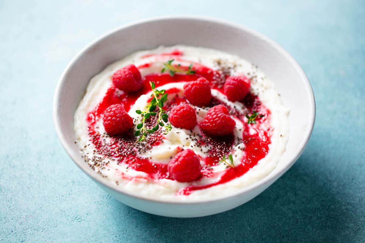 Rødgrød med fløde, uno de los postres más típicos de Dinamarca, un cuenco con yogur y frutos rojos