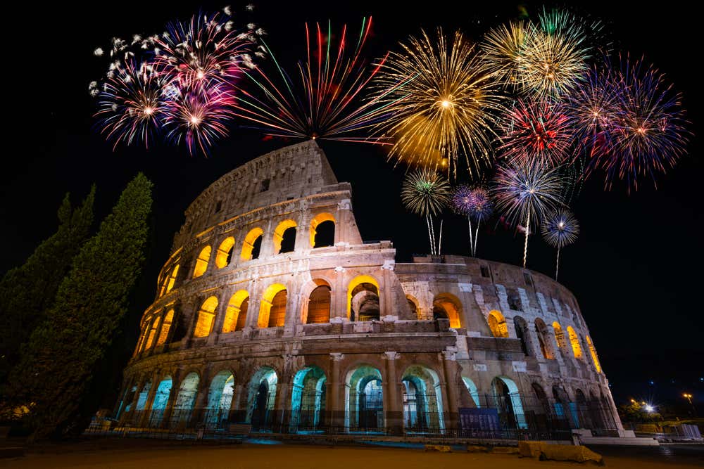 Espetáculo de fogos de artifício no Coliseu, em Roma, Itália