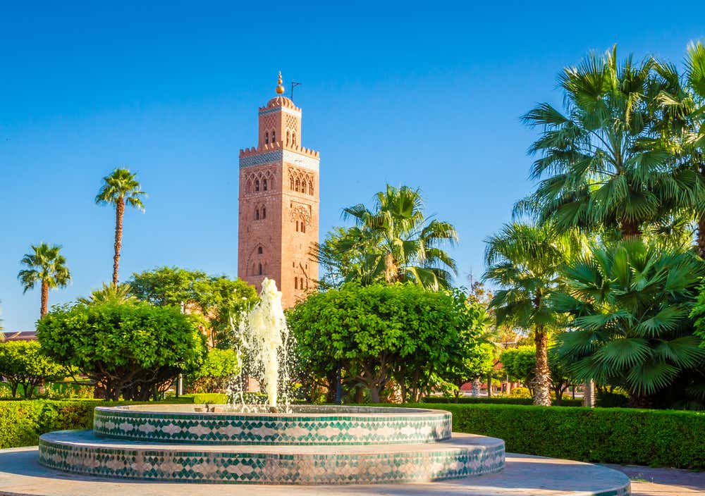 Vista do minarete da Mesquita Koutoubia, cercado pela arquitetura tradicional da antiga medina de Marrakech