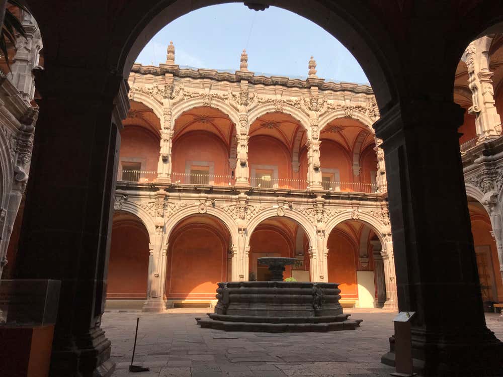 The inner square of the Museo de Arte in Querétaro with a clear blue sky above.