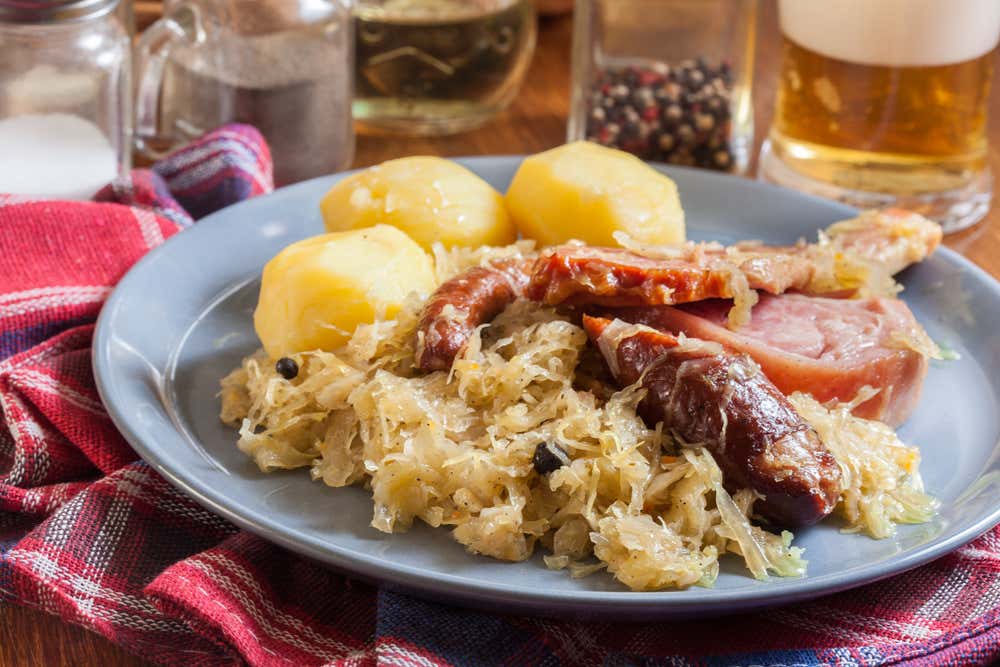 Choucroute garnie, prato tradicional da Alsácia preparado com chucrute, salsichas, joelho de porco e toucinho