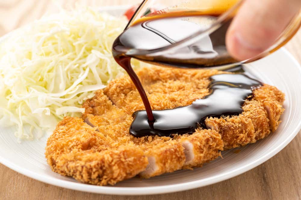 Tonkatsu, tradicional costeleta de porco empanada e frita, um clássico da culinária japonesa