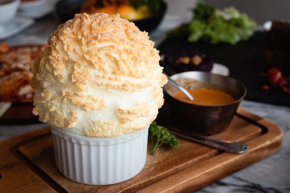 Soufflé au fromage, clássico da culinária francesa, preparado com queijo e assado até ficar leve e dourado