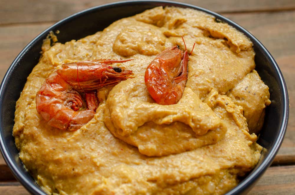Detalhe de um prato de vatapá com um camarão