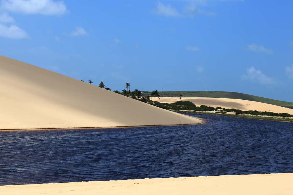 Vista de Jericoacoara, no Ceará, com suas paisagens litorâneas cercadas por dunas
