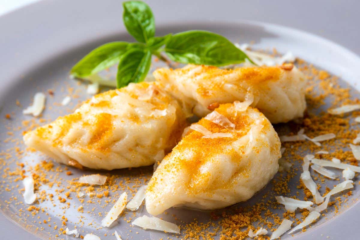 Culurgiones, un producto de pasta italiana cubierta de parmesano