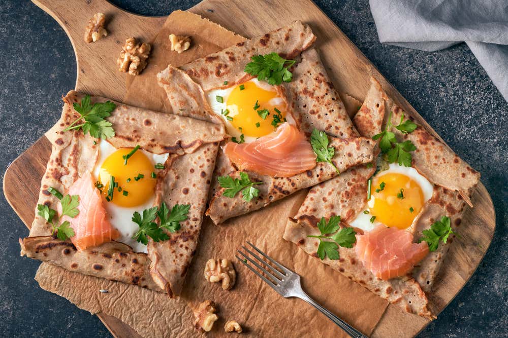 Galette de trigo-sarraceno, especialidade da Bretanha, recheada com ovo, salmão, espinafres e nozes
