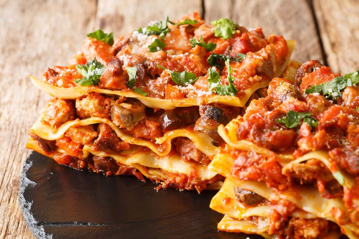 Primer plano de una vincisgrassi, un plato de la cocina italiana similar a la lasaña