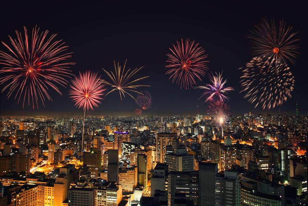 Fogos de artifício iluminando o céu de São Paulo, Brasil, durante a celebração do ano novo