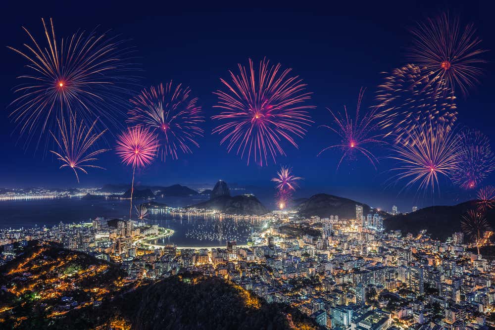 Rio de Janeiro, Brasil, iluminado por fogos de artifício durante a noite
