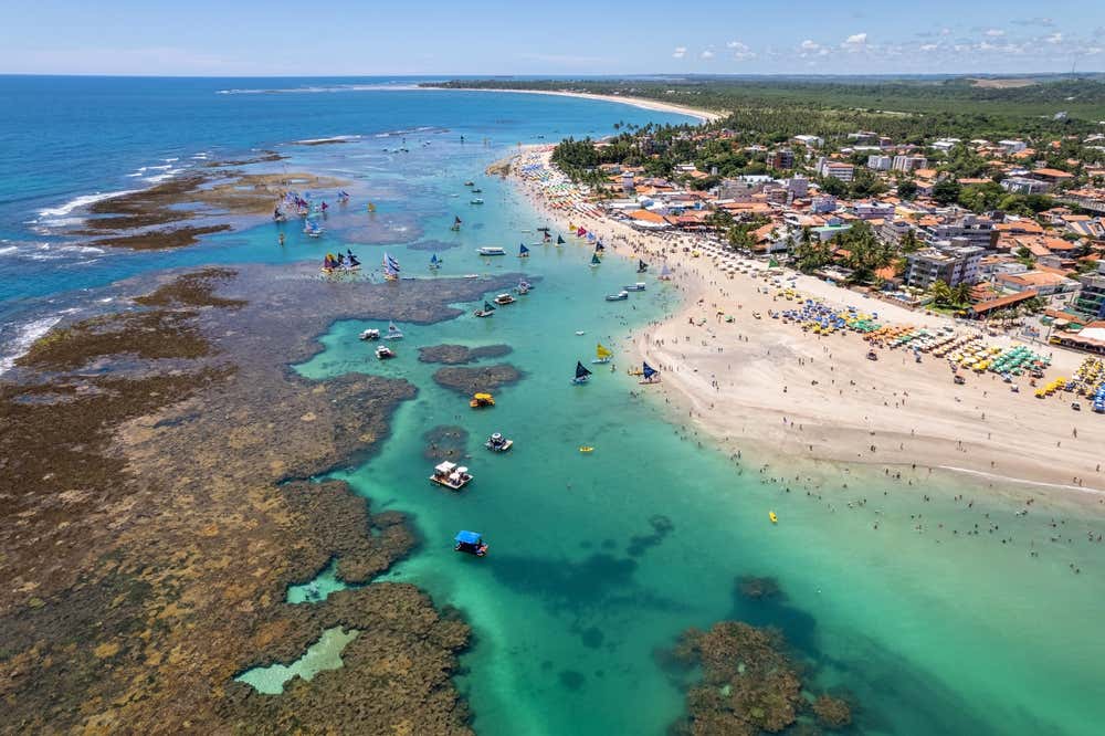 Vista aérea das praias de Porto de Galinhas, em Pernambuco, Brasil, com suas famosas piscinas naturais de águas cristalinas