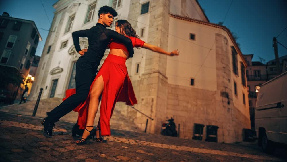 Tango argentino em uma rua de Buenos Aires, cidade reconhecida mundialmente como berço e símbolo do tango